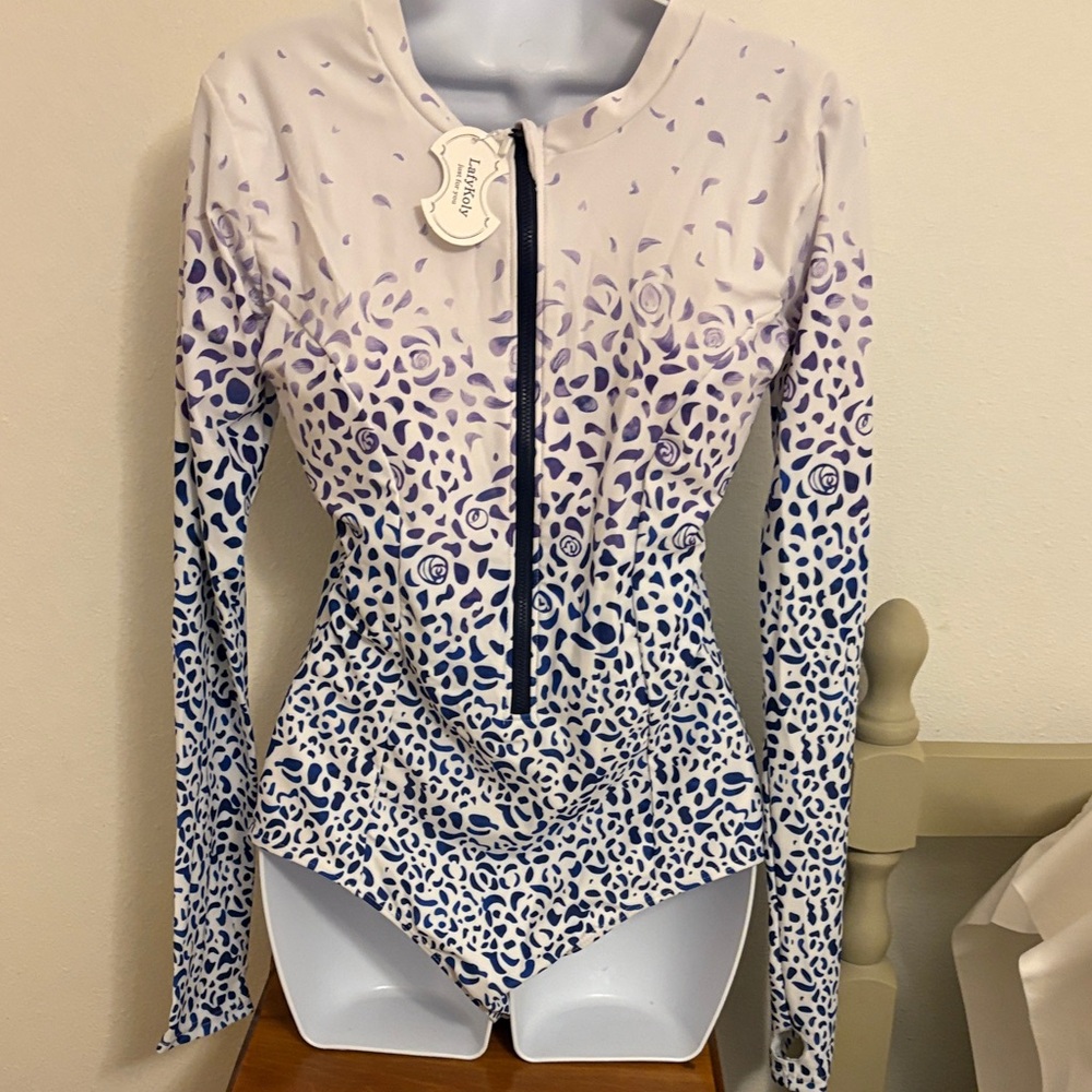 XL Blue and White Patterned swim long sleeved. Removable pads/zippered front.